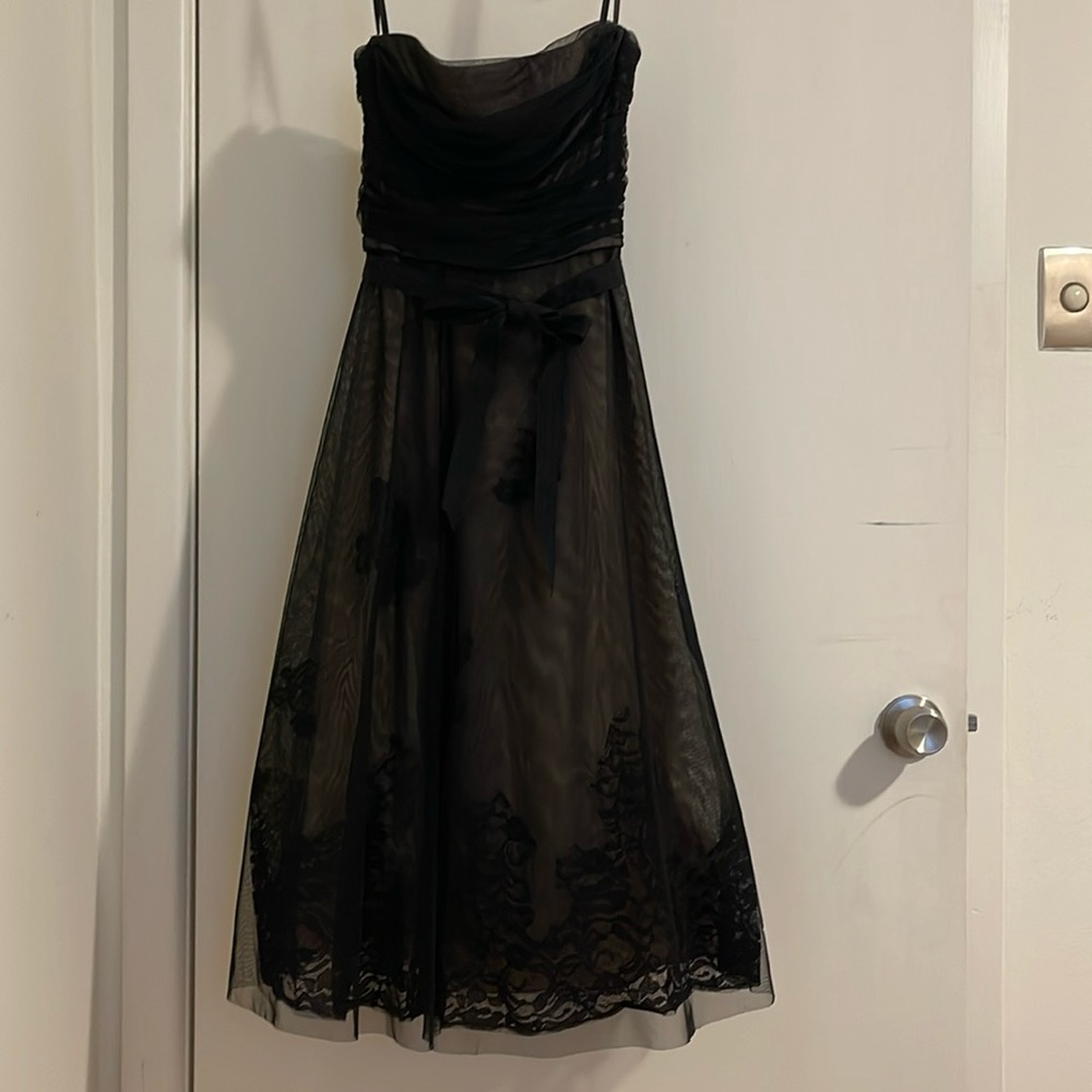 Beautiful strapless cocktail dress. Tea length, lace details